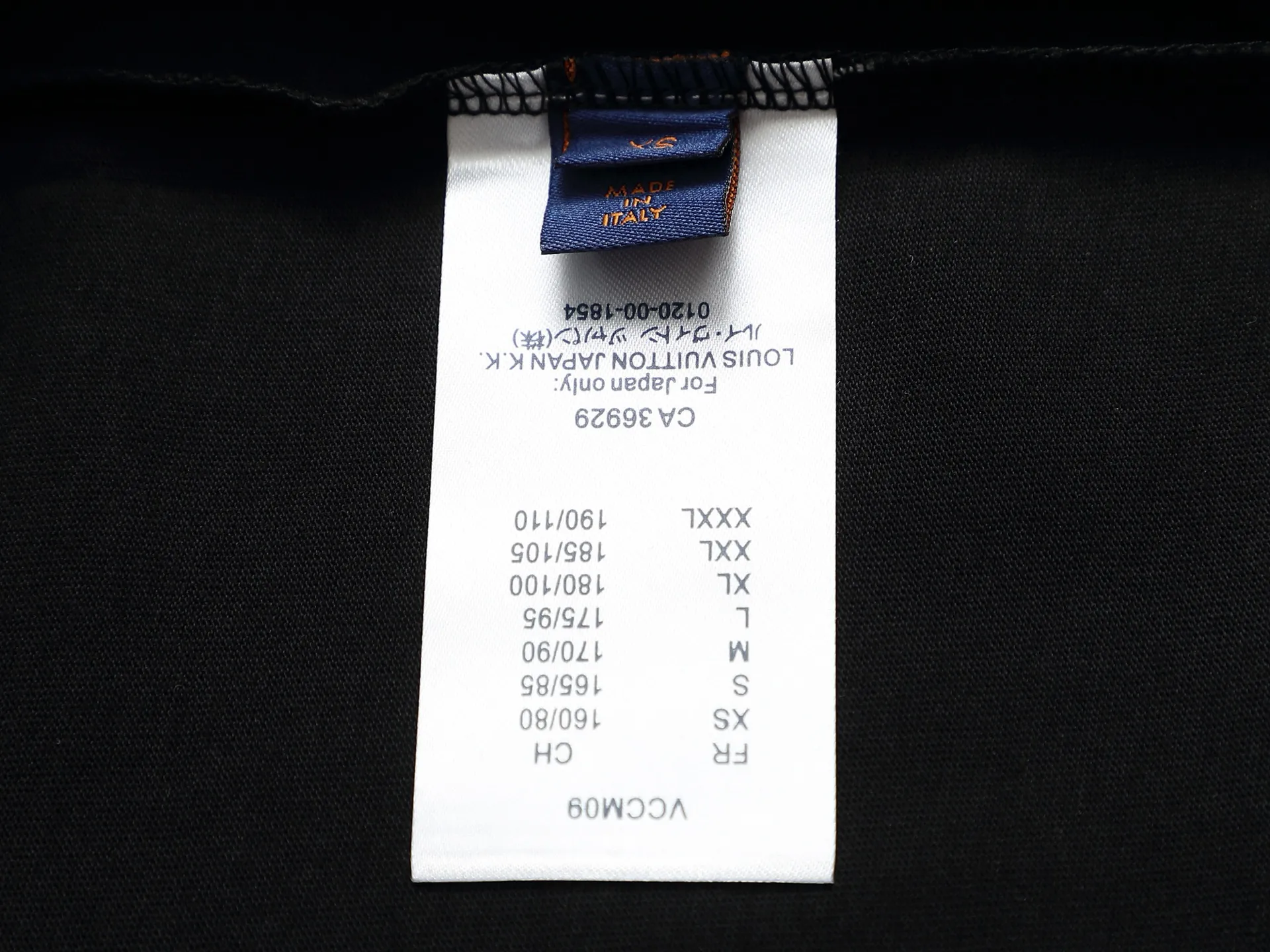 🅿️170 Louis Vuitton Louis Vuitton 1V slightly wide version XS-L 25SS LV new product counter catwalk model with leather letter logo embroidery on the front and back, same style for men and women! Short-sleeves are not the same as the general public, but must be unique and eye-catching. This LV short-sleeves is all about quality, comfort, consistent style, fashion, including fabrics and cutting techniques, all of which have been made with great effort! 320 grams of washed pure cotton fabric, pure cotton is breathable, very refreshing and comfortable for daily wear. The rib knitting on the neckline is smooth and tight, and the neckline will not be skewed if you toss it at will. The loose version, you will find that it looks really good on the upper body. The overall is minimalist and neat, super versatile for daily use! Pair it casually with a pair of pants for a youthful look. A T-shirt will make your outfit crazy. It is a fashionable item that can never go wrong! Color: Black White Size: XS-L Size chart: